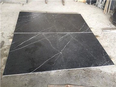 Piso de mármore preto e branco