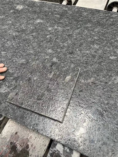 Granito revestido de couro cinza aço