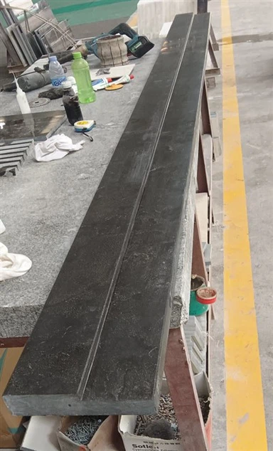 Peitoril de porta em pedra calcária