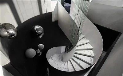 Degraus de mármore branco