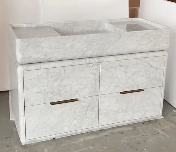 Armário de banheiro de mármore branco